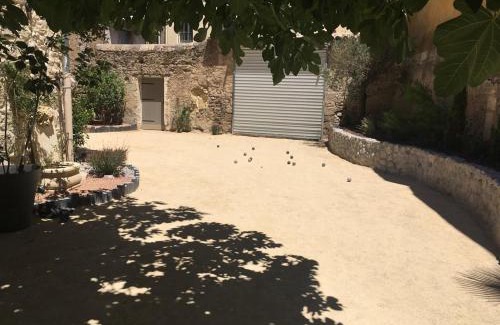 Pezenas Apartment | Discover Les fenêtres sur cour: Family-Friendly Retreat