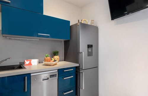 Le Couchant Apartment | Pet-Friendly Les Flamants Roses with Oceanfront Pool Access