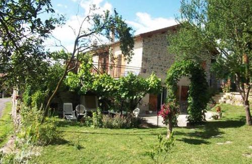 Retournac Bed & Breakfast | Discover Les Frênes: Pet-Friendly Retreat with Top Amenities