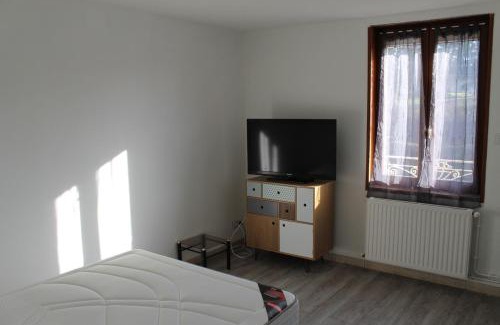 Cosne-Cours-sur-Loire House | Kid-Friendly Getaway at Les Géraniums with Kitchen Amenities