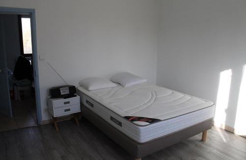 Cosne-Cours-sur-Loire House | Kid-Friendly Getaway at Les Géraniums with Kitchen Amenities