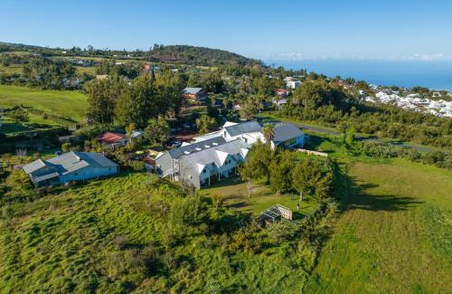 La Plaine des Cafres Hotel | Discover Les Géraniums: Family-Friendly with Pool & Hot Tub