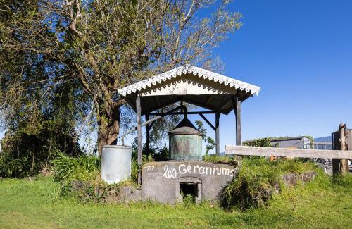 La Plaine des Cafres Hotel | Discover Les Géraniums: Family-Friendly with Pool & Hot Tub