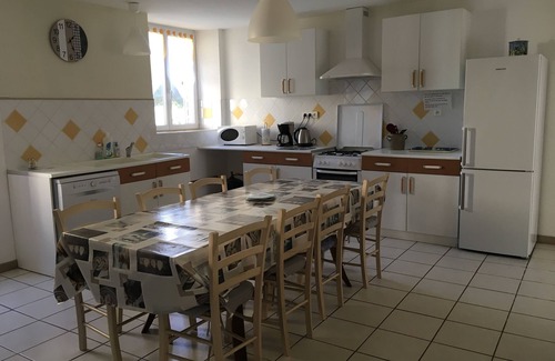 Castelnau-de-Montmiral House | Explore Les Gîtes de Crabet: Poolside Retreat in a Vineyard