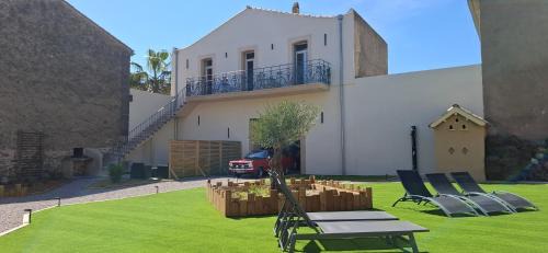 Montblanc Bed & Breakfast | Relax at Les Gîtes de Monte Blanco with Oceanfront Views