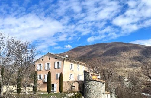 La Robine-sur-Galabre Apartment | Pet-Friendly Retreat at Les gîtes du château - Rated 9.1/10