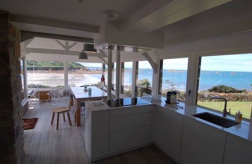 Plougasnou Villa | Beachfront Retreat at Les Gabelous with Panoramic Views