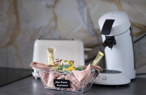 Rambouillet House | Cozy Les Gites de la Lune Bleue: Cottage with Breakfast