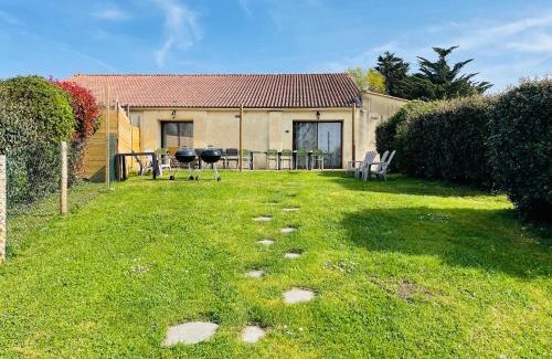 Saint-Reverend House | Les Gites de la Richardiere: Family-Friendly Ocean Retreat