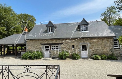 Canihuel House | Charming Les Gites du Manoir de Kerollivier: Family & Pet Stay