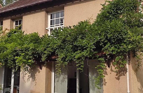 Vulaines-sur-Seine House | Pet-Friendly Stay at Les Glycines | Rated 8.9 by Guests