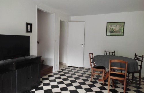 Vulaines-sur-Seine House | Pet-Friendly Stay at Les Glycines | Rated 8.9 by Guests