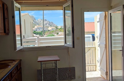 8th Arrondissement House | Vintage Cabin in Les Goudes with Ocean View & Terraces