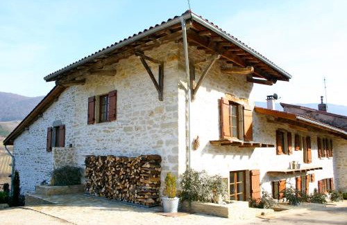 L'Abergement-de-Varey House | Discover Les Granges de la Forêt: Breakfast & Kitchen Available
