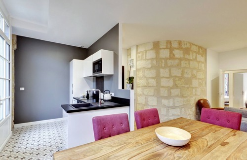 Capucins - Victoire Apartment | Family-Friendly Les Halles Apartment with Spa and Breakfast