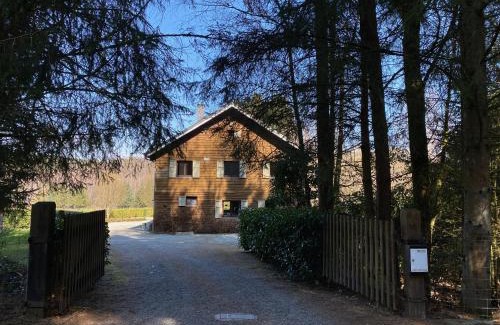 Lorcy House | Les Iris - Cozy Gîte Surrounded by Nature's Beauty