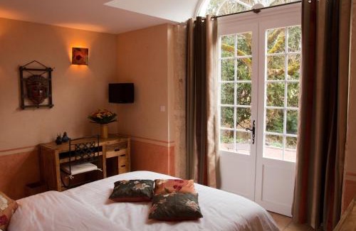 Tarare Bed & Breakfast | Discover Les Jardins de l'Hacienda: Pool & Ocean Views