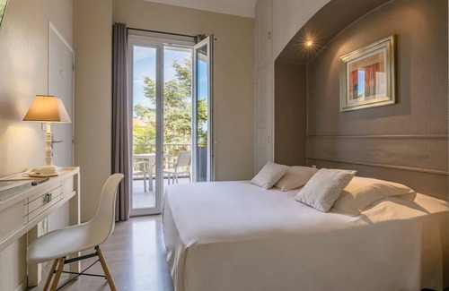 Port-Vendres Hotel | Discover Les Jardins du Cèdre: Pool, Spa & Family Fun