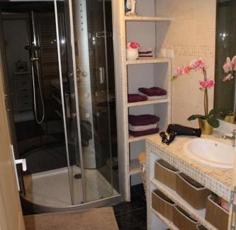 Peyrolles-en-Provence Apartment | Experience Oceanfront Bliss at Les Lauriers de Joelle