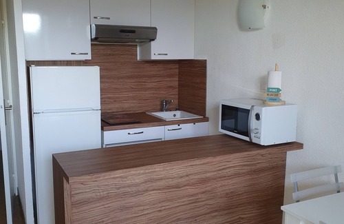 Saint-Cyr-sur-Mer Apartment | Les Lecques Garden Studio: Steps to the Beach with Tennis