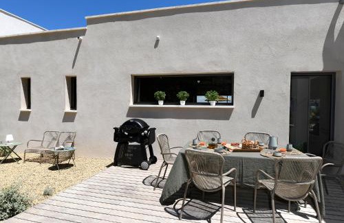 Villeneuve-les-Avignon Villa | Experience Villa Garrigue: A 4-Star Oceanfront Retreat