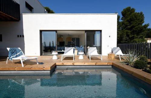Villeneuve-les-Avignon Villa | Discover Les Loges en Provence "Villa Ventoux" - 4-Star Retreat
