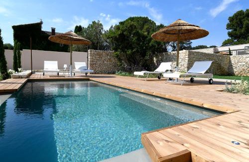 Villeneuve-les-Avignon Villa | Discover Les Loges En Provence Villa 360 with Ocean Views
