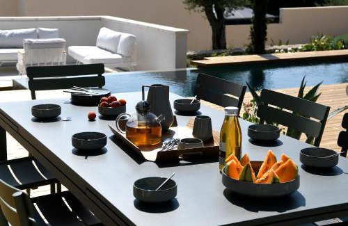Villeneuve-les-Avignon Villa | Discover Les Loges En Provence Villa 360 with Ocean Views
