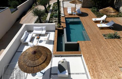 Villeneuve-les-Avignon Villa | Discover Les Loges En Provence Villa 360 with Ocean Views