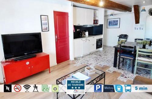 1st Arrondissement Apartment | St Charles Retreat: Family-Friendly Stay with Dining Options