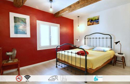 1st Arrondissement Apartment | St Charles Retreat: Family-Friendly Stay with Dining Options