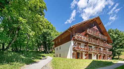 Saint-Sorlin-d'Arves Apartment | Discover Les Marmottes: Family-Friendly Retreat for 10