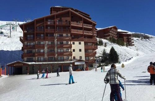 Les Bruyeres Apartment | Bright 3-Room Getaway with Balcony Near Ski Lifts