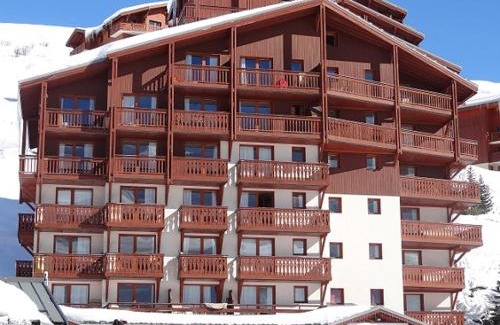 Les Bruyeres Apartment | Bright 3-Room Getaway with Balcony Near Ski Lifts