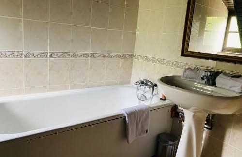 Moelan-sur-Mer Hotel | Relax at Les Moulins Du Duc ÉCOLODGE with Oceanfront Views