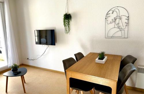 Avene House | Family-Friendly E19 Les Naïades with 2 Bedrooms for 5