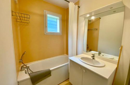 Avene House | Family-Friendly I52 Les Naïades with Pool and Pet Access