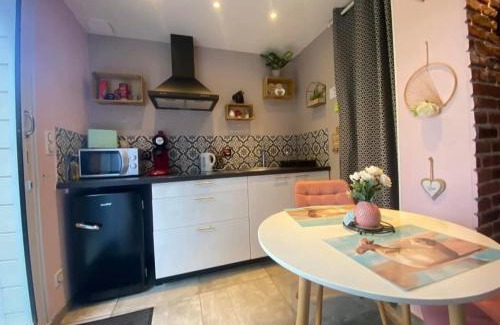 Favieres Bed & Breakfast | Relaxing Retreat at Les nids de la Baie with Hot Tub Access