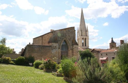 Airvault Apartment | Relax at Les nuits d'ALDEARDE: Pool, Restaurant & Family Fun