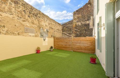 Le Puy-en-Velay Apartment | Discover Les Nuits d'Anis - Central Apartments with Dining