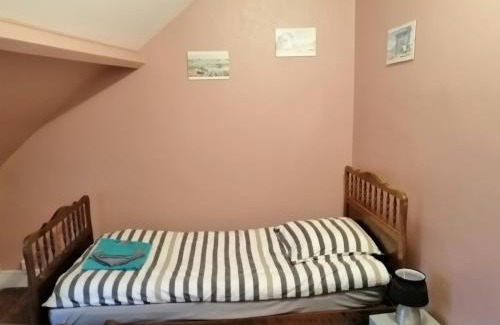 Picauville House | Discover Les Orchidées: Pet-Friendly Retreat with Kitchen