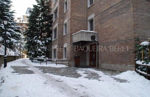 Baqueira Apartment | Elegant Les Paletes - Edificio Bonaigua: Rated 10/10 Stay