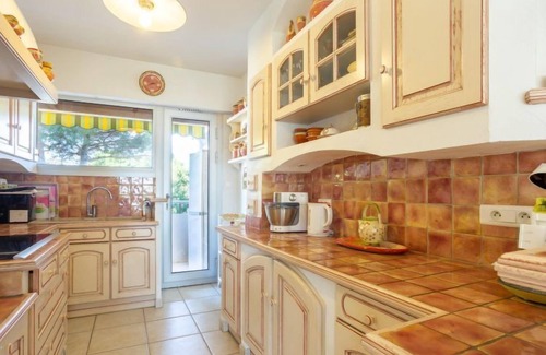 Le Lavandou Apartment | Experience Les Palmiers: Oceanfront Stay with Spa & Breakfast