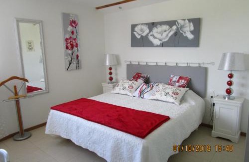Vias House | Experience Les Palmiers: Family-Friendly Retreat with Top Ratings
