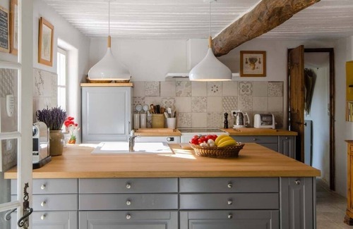Cucuron House | Les Patins – restored Provence farmhouse in the vines