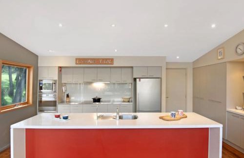 Lake Crackenback House | Experience the Comfort of Les Perrieres Chalet with Pool & Dining