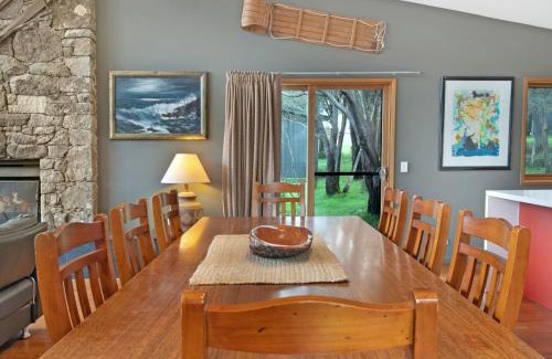 Lake Crackenback House | Experience the Comfort of Les Perrieres Chalet with Pool & Dining