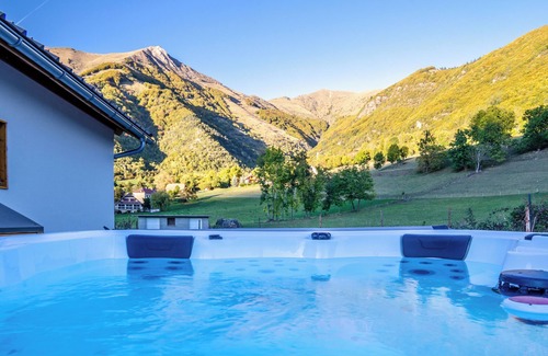 Aspres-les-Corps Ski Chalet | Indulge at Les Petits Ecrins with Private Spas & Breakfast
