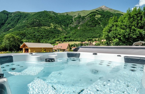Aspres-les-Corps Ski Chalet | Indulge at Les Petits Ecrins with Private Spas & Breakfast