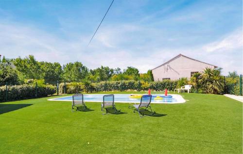 Le Sambuc Apartment | Cozy 3 Bedroom Apartment with Pool in Arles